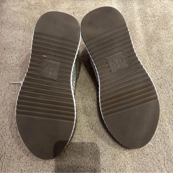 Dolce Vita Cream Platform Sneakers - Picture 6 of 7